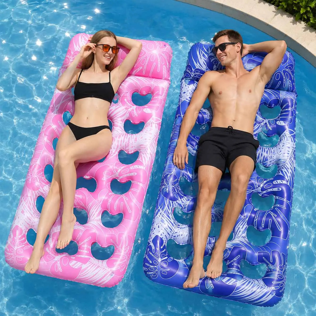 Matelas gonflable vert flottant en piscine avec appui-tête