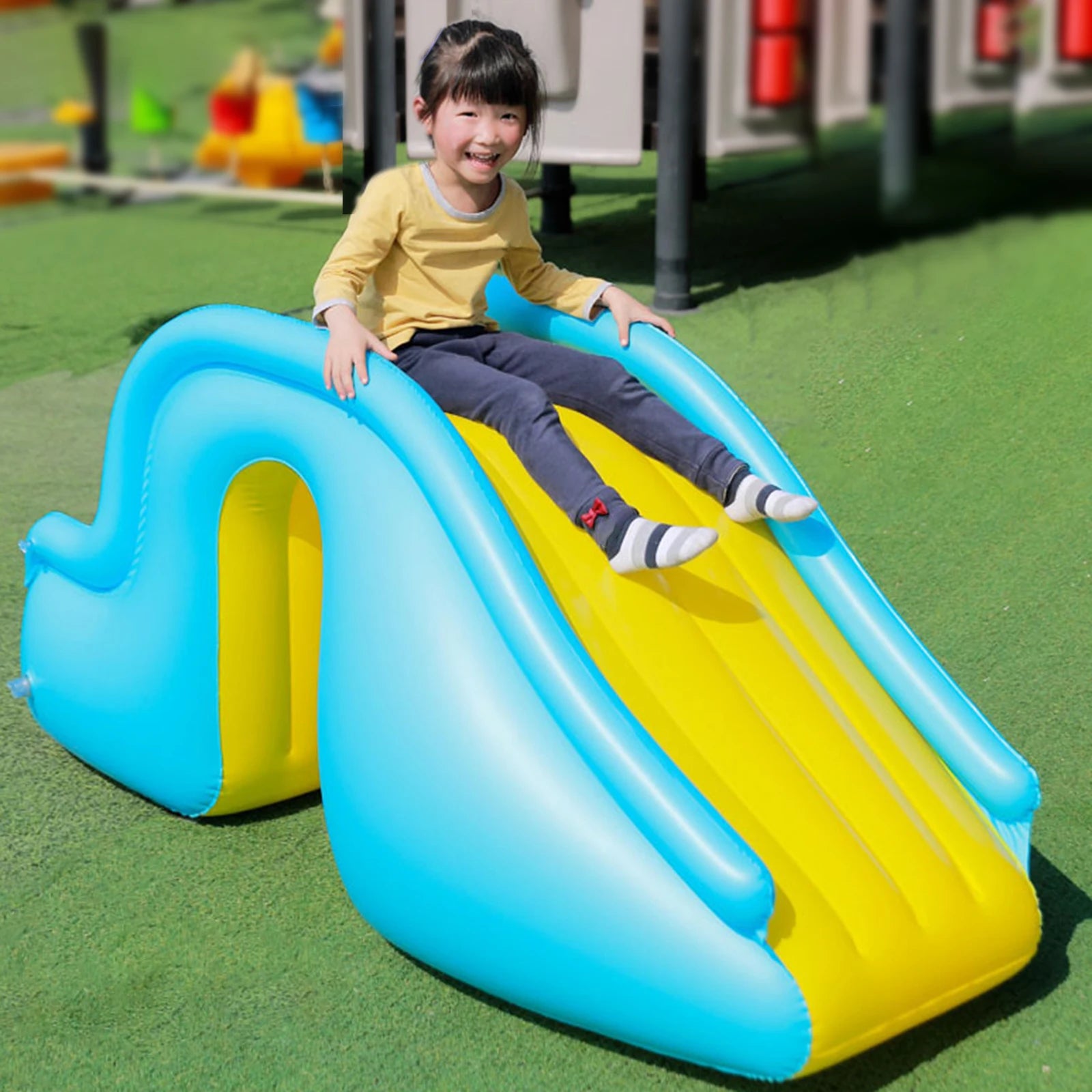 Toboggan aquatique gonflable installé contre une piscine hors sol