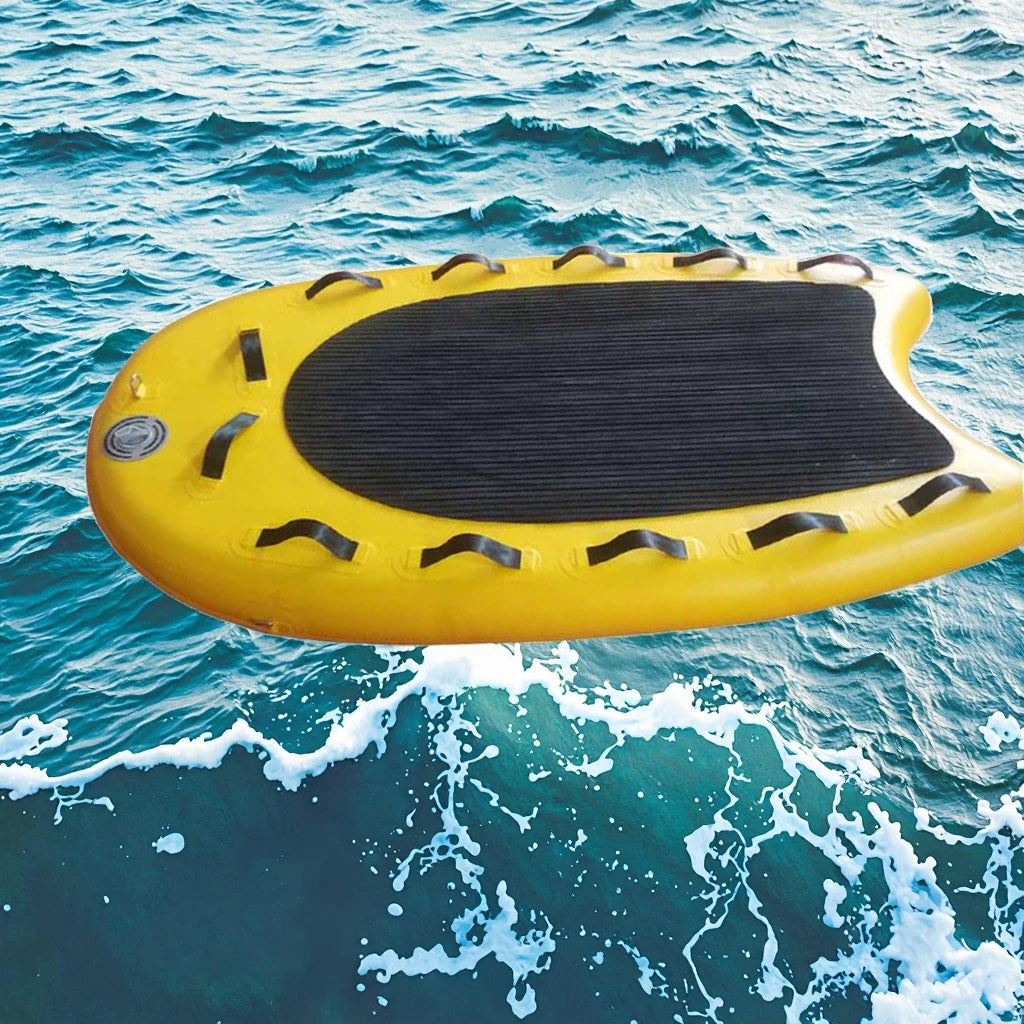 Bouée gonflable traineau de sauvetage jaune sur l'eau