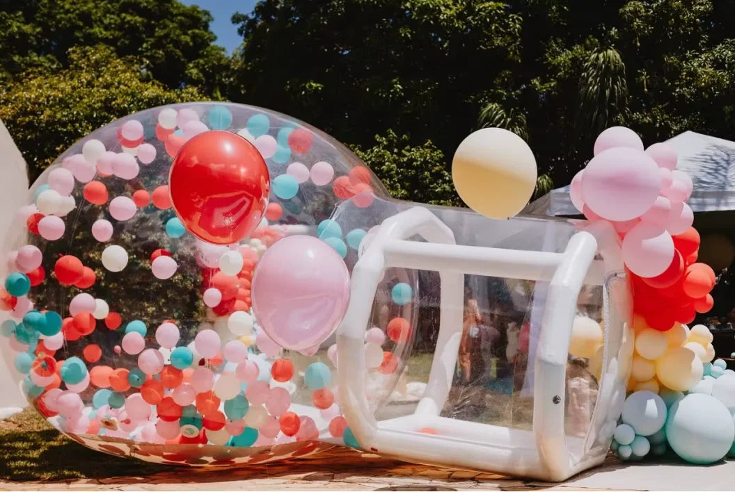 Intérieur de la bulle gonflable transparente décorée pour mariage