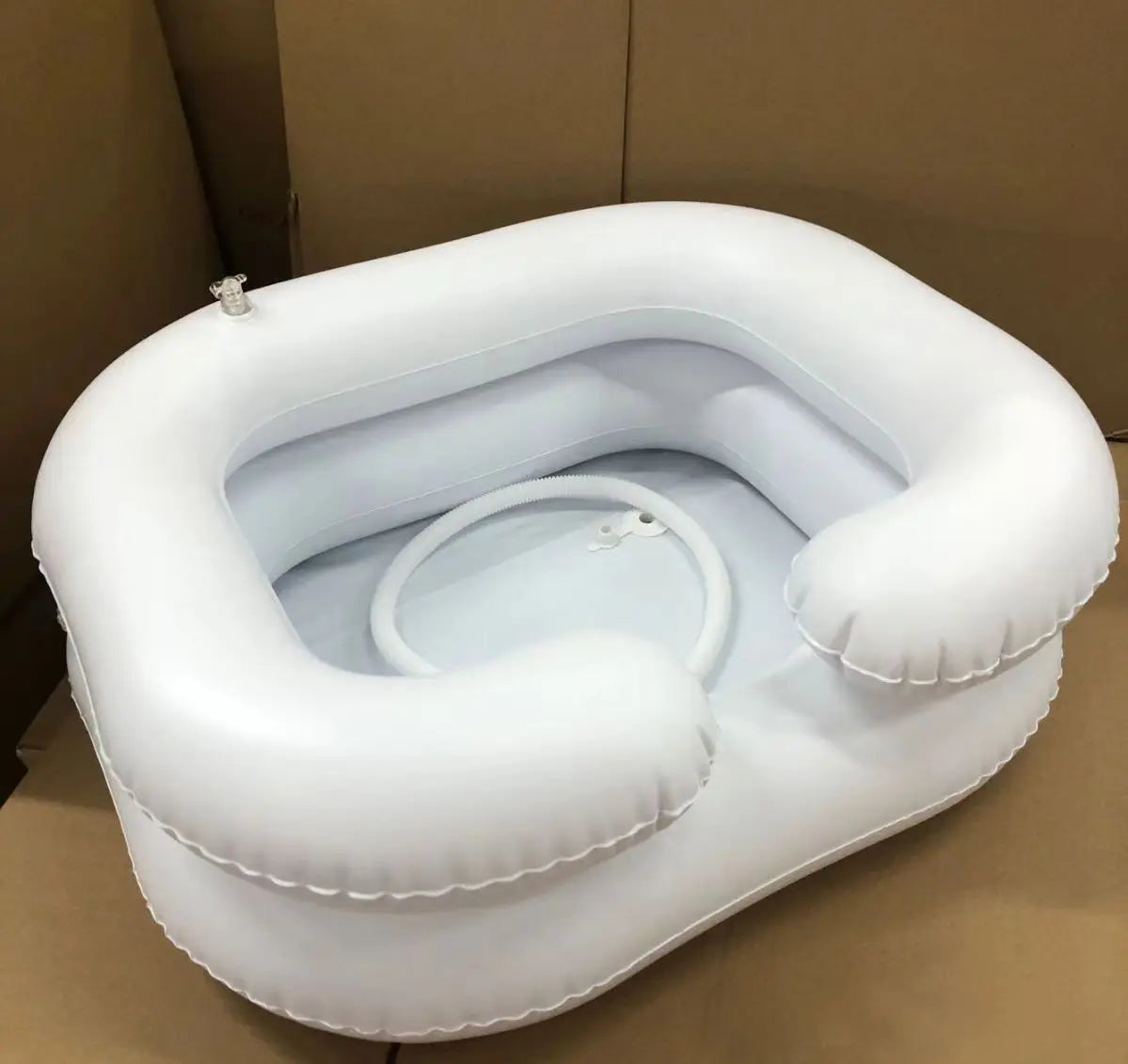 Bassin gonflable noir pour le lavage des cheveux au lit