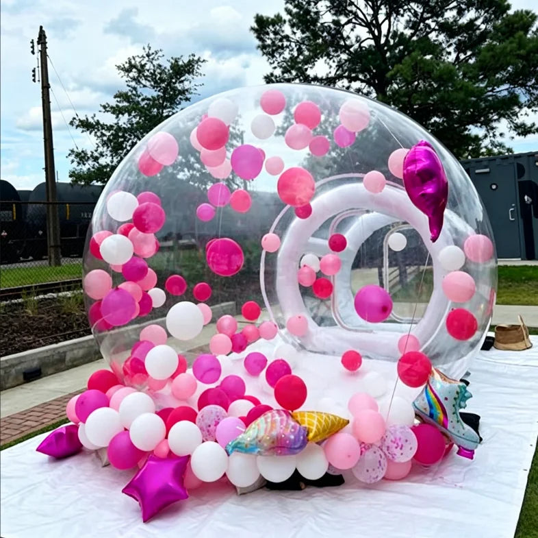 Bulle gonflable transparente installée en extérieur pour une fête