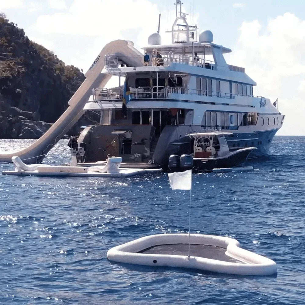 Golf gonflable flottant yacht vue d'ensemble sur l'eau