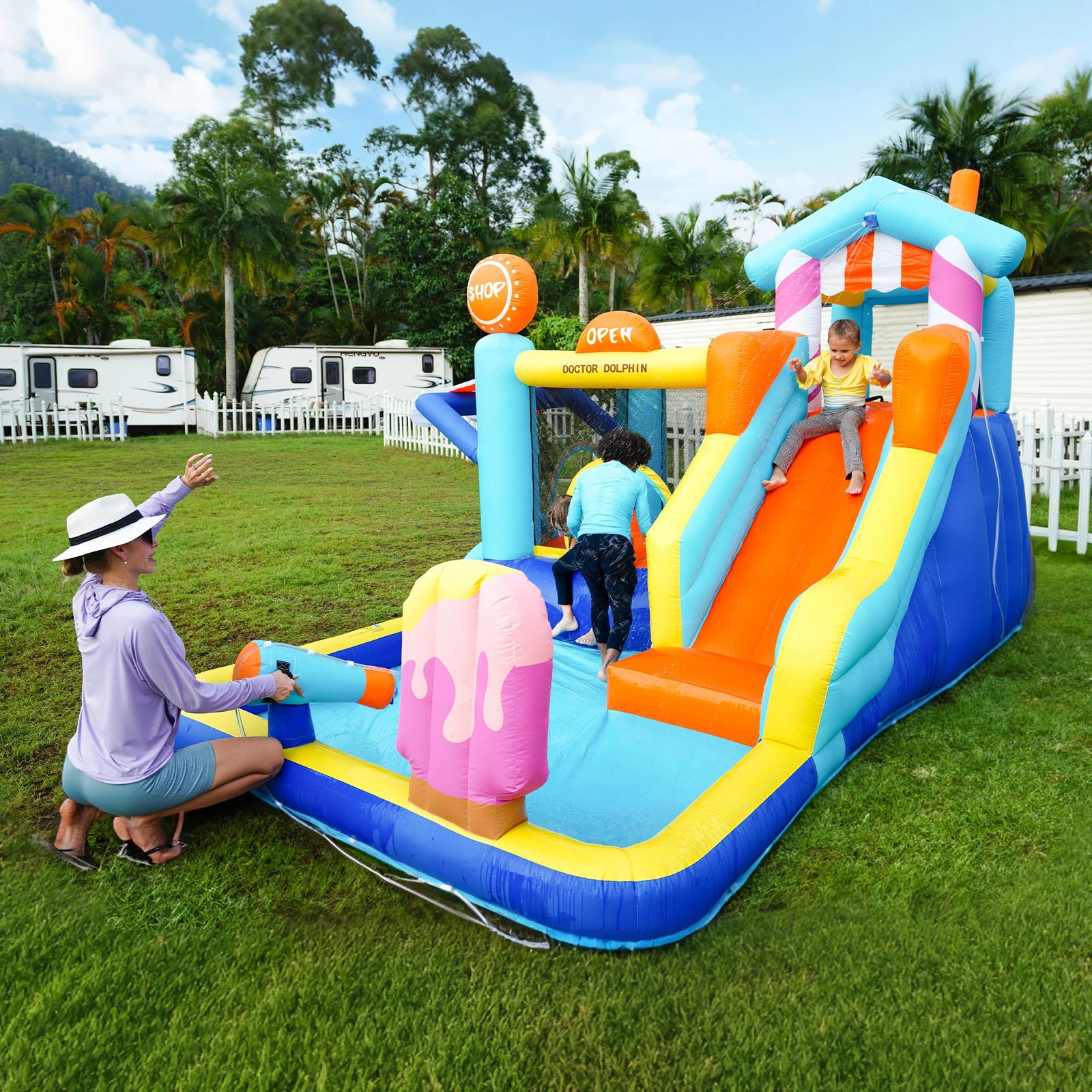 Aire de jeux gonflable aquatique installée dans un jardin
