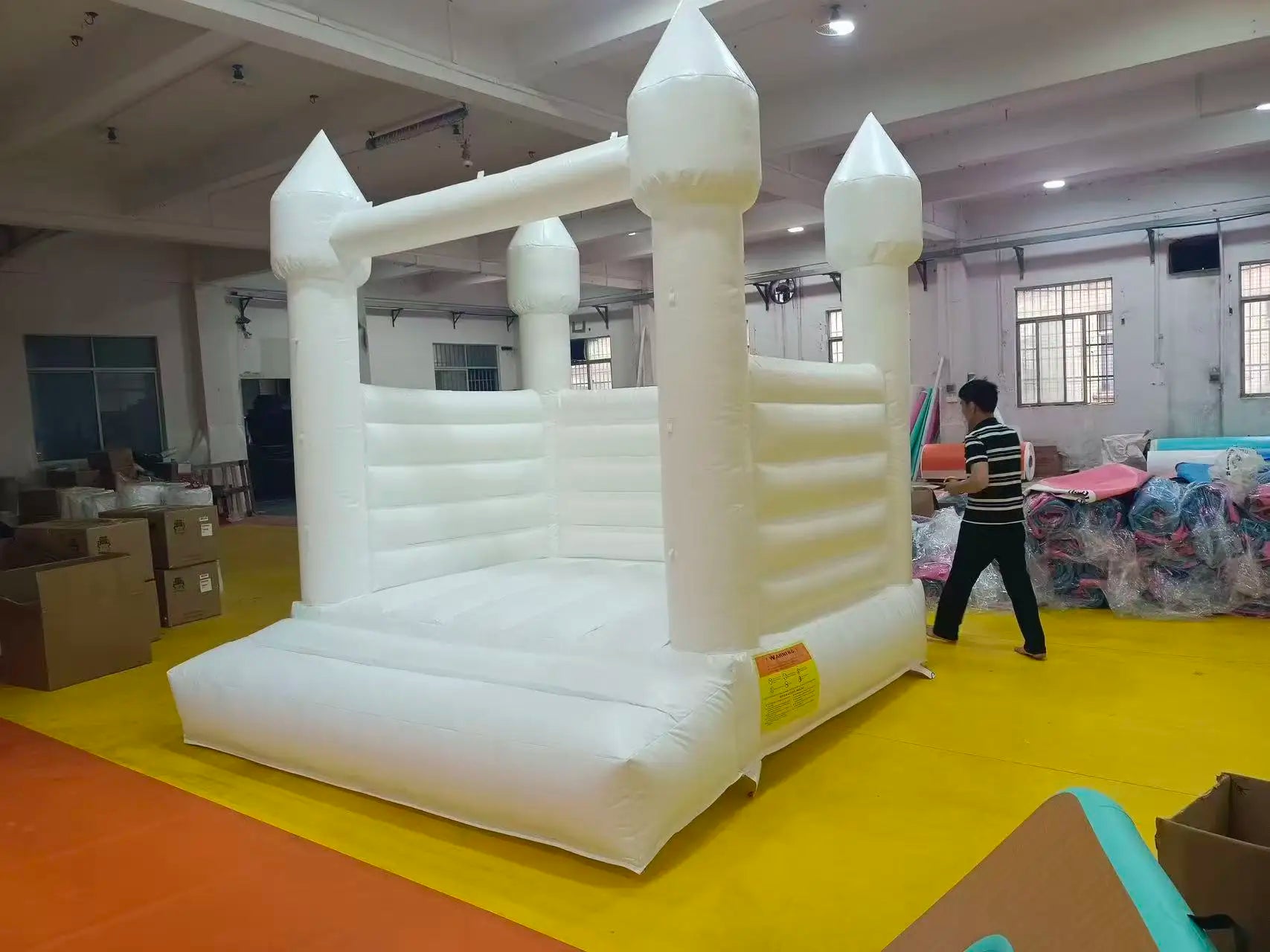 Château gonflable blanc utilisé comme décor de fête