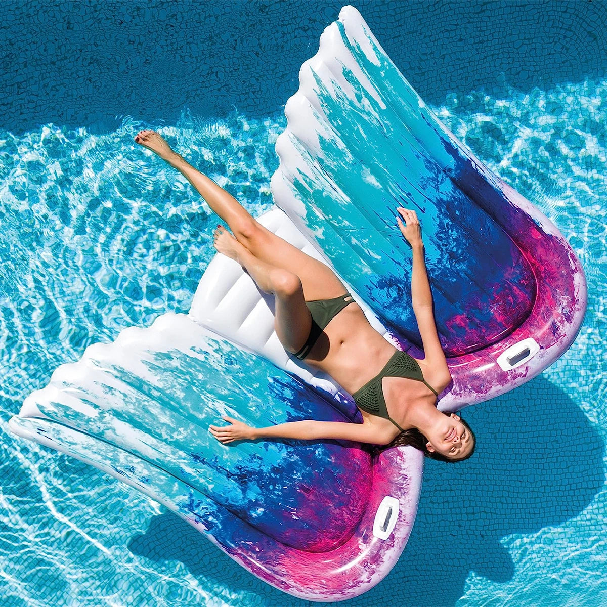 Détente sur le matelas gonflable ailes d'ange