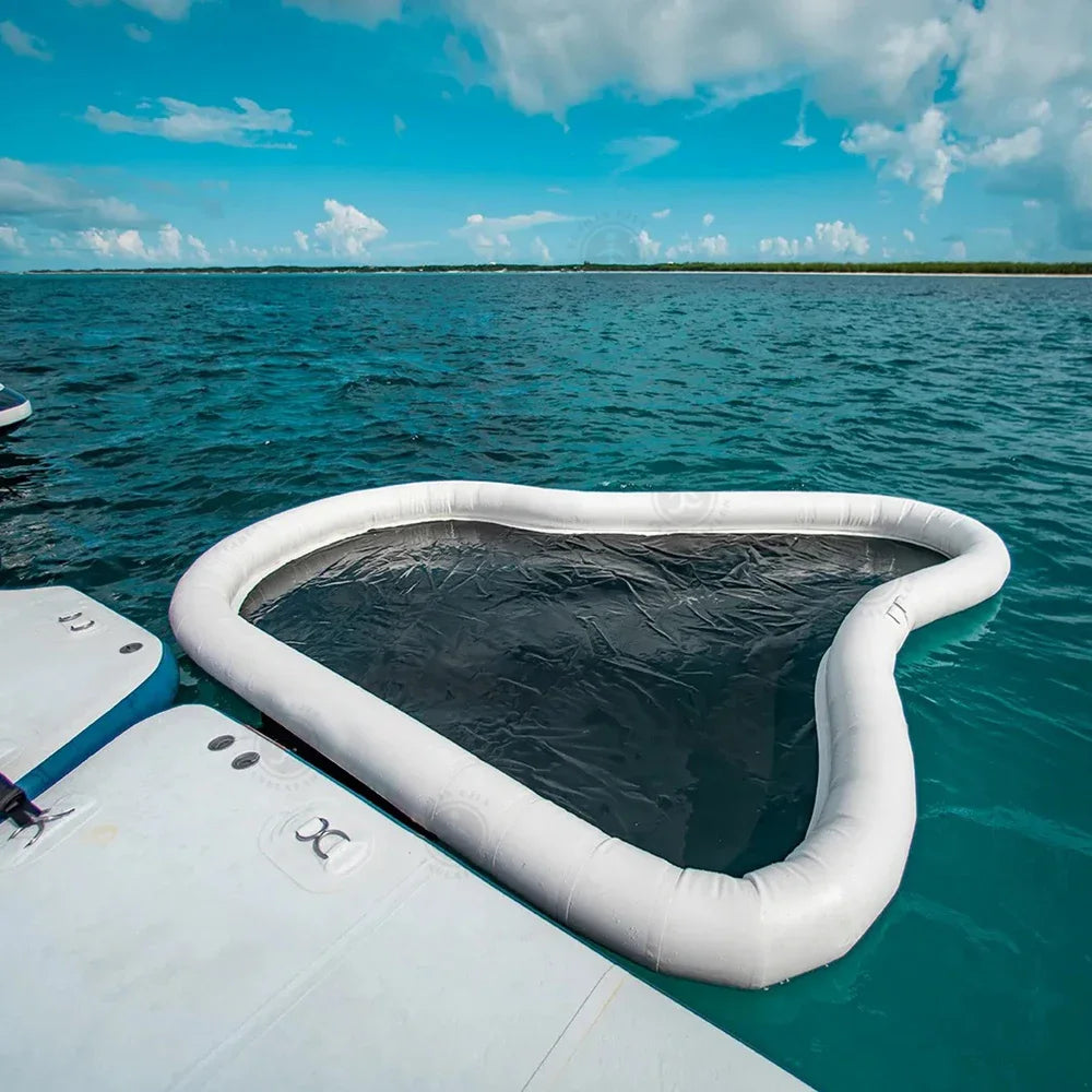 Cible golf gonflable utilisée près d'un yacht
