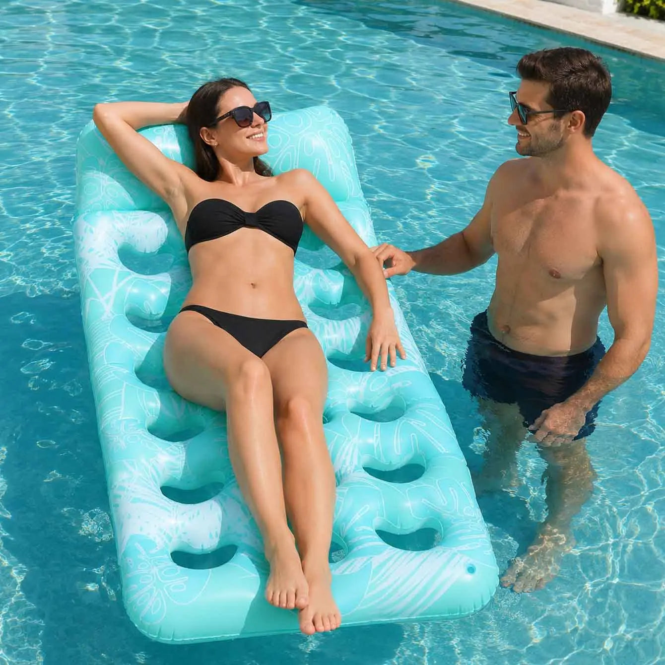 Matelas gonflable vert flottant en piscine avec appui-tête