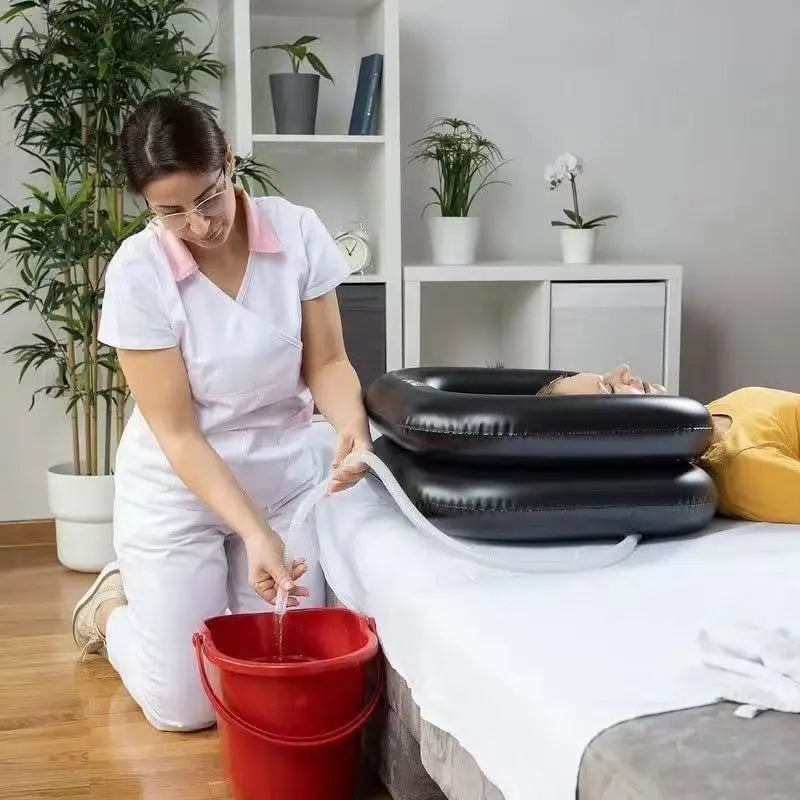 Bassin gonflable installé pour le shampoing d'une personne alitée