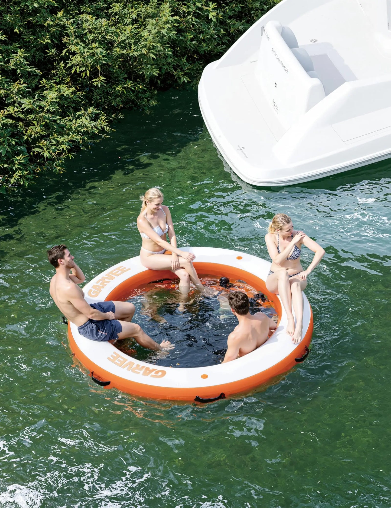 Plateforme flottante gonflable ronde sur un lac