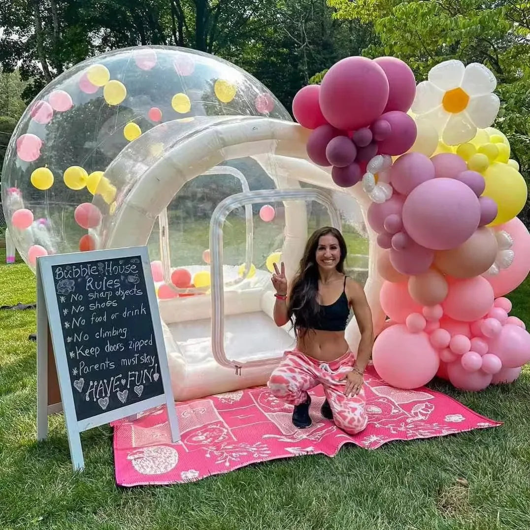 Bulle gonflable transparente installée en extérieur pour une fête