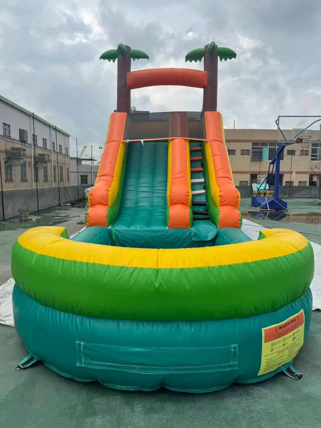Enfant glissant sur le double toboggan aquatique gonflable