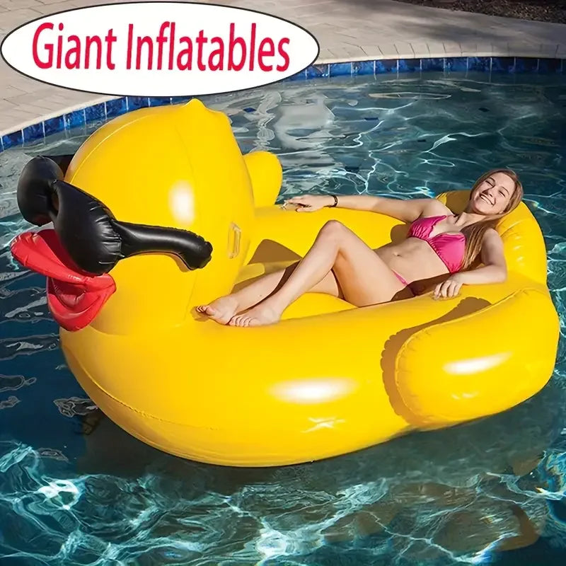 Canapé gonflable canard géant flottant sur l'eau d'une piscine