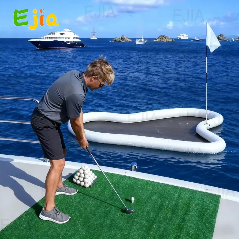 Cible golf gonflable yacht ancrée en mer