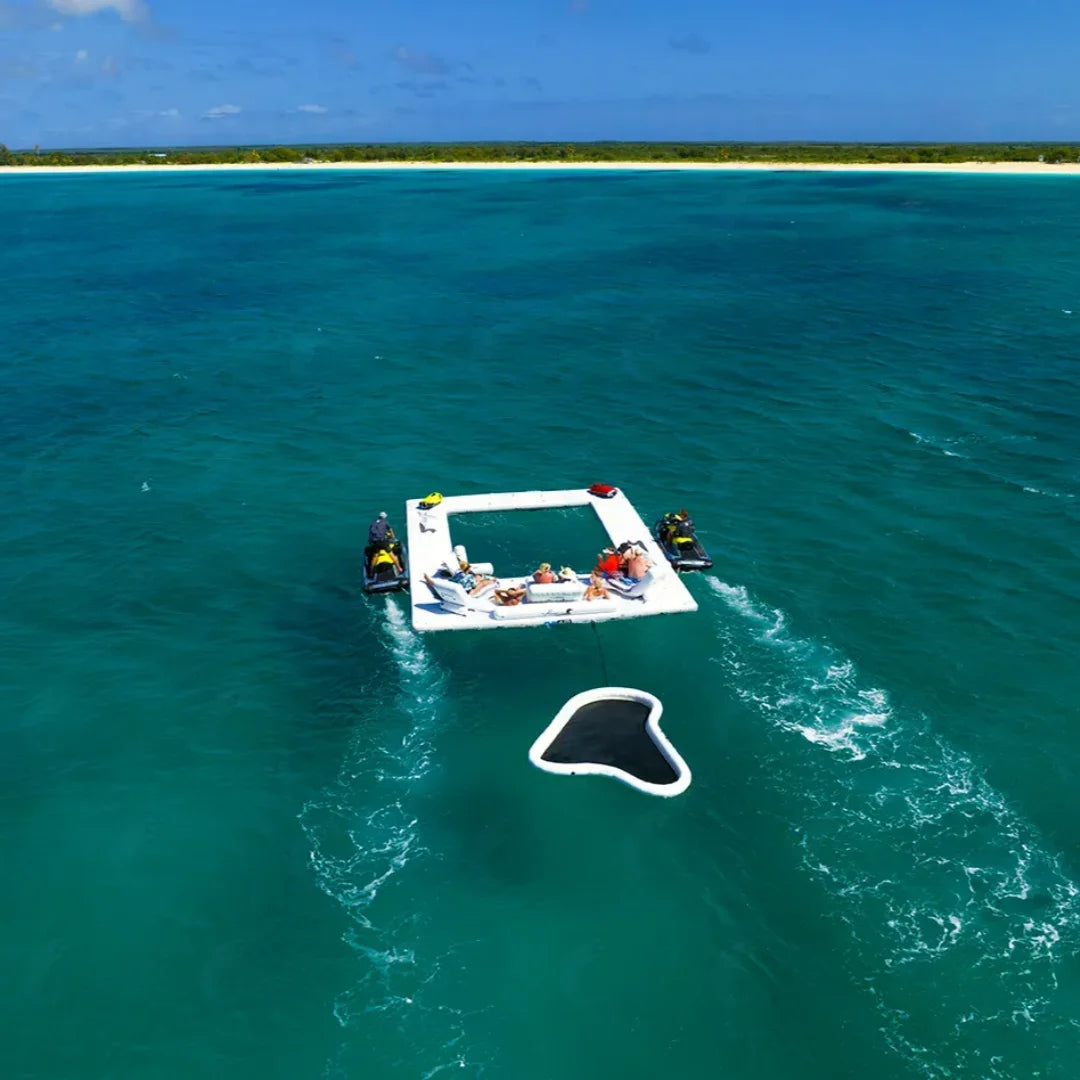 Golf gonflable flottant yacht vue d'ensemble sur l'eau