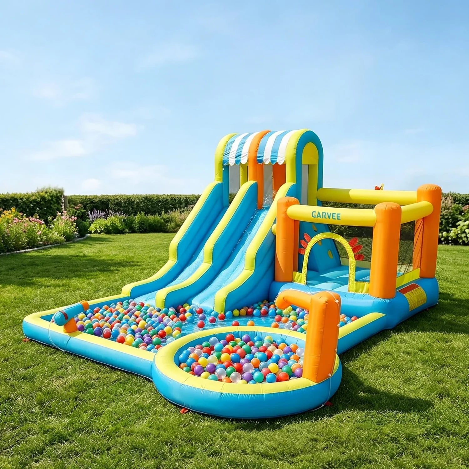 Aire de jeux gonflable 10 en 1 installée dans un jardin