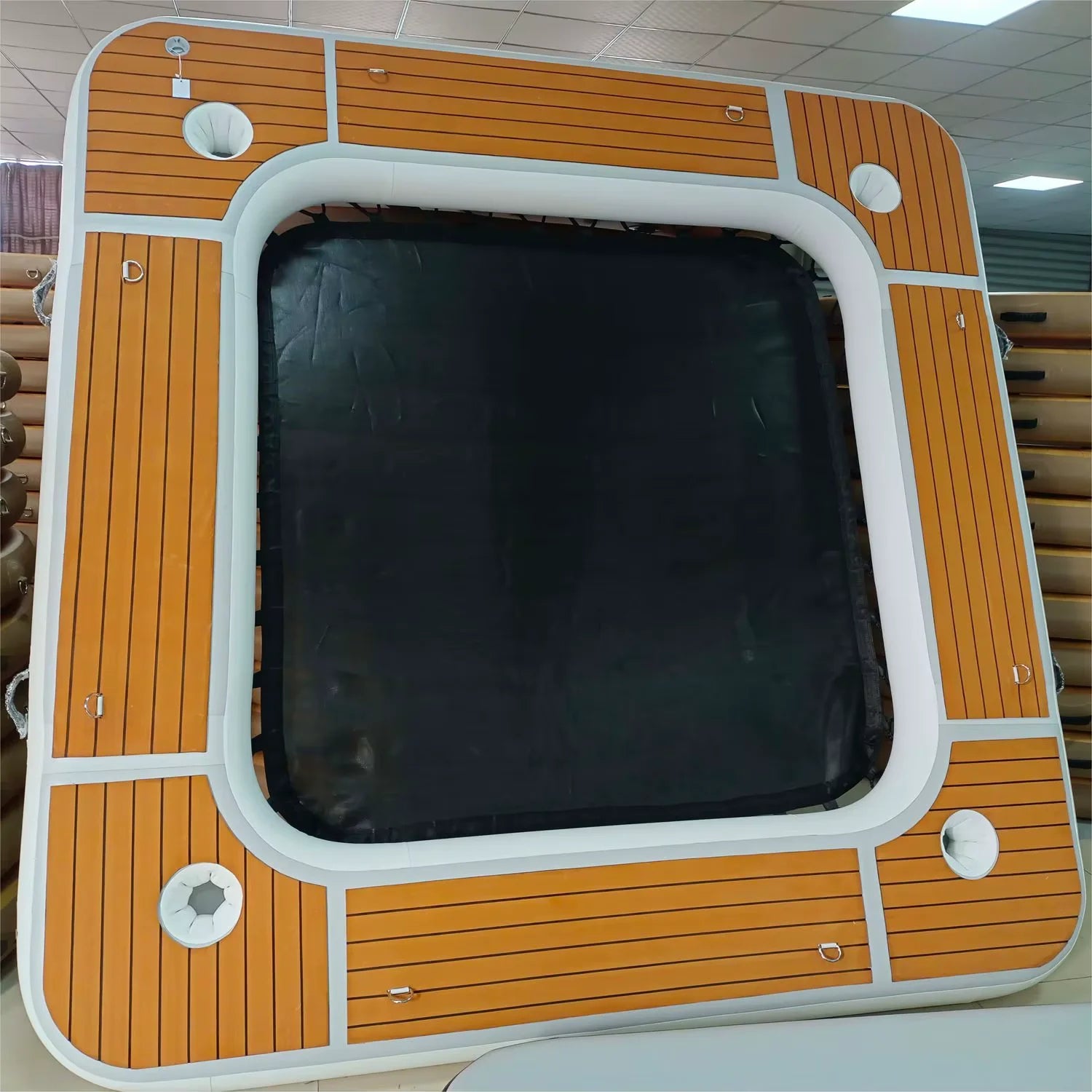 Famille profitant du soleil sur la grande plateforme flottante gonflable