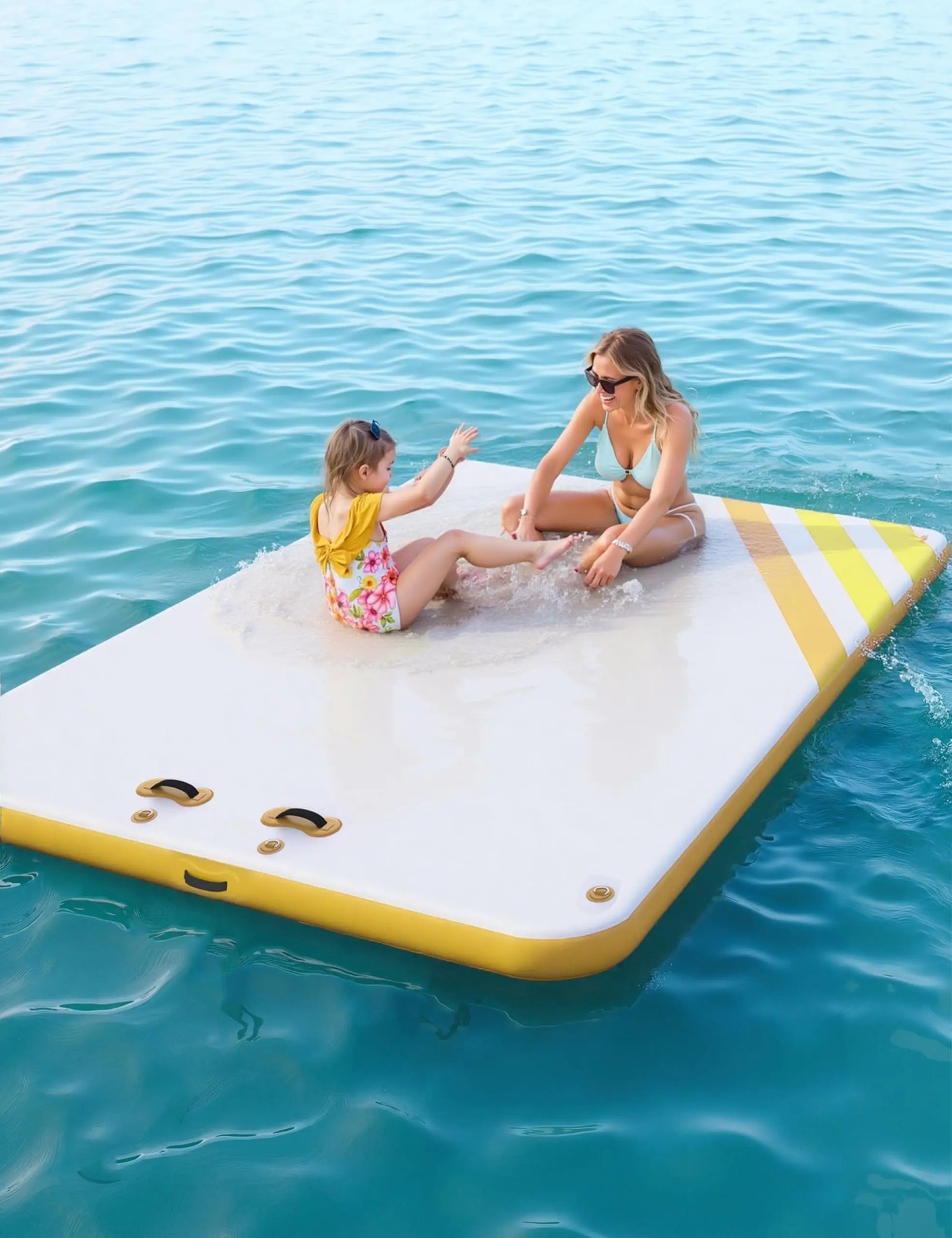 Plateforme flottante gonflable sur lac