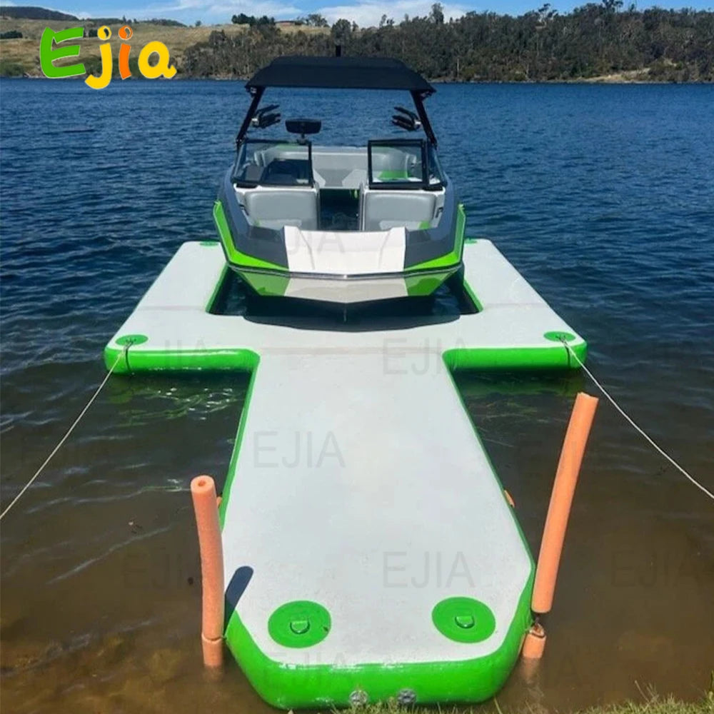 Ponton gonflable en U vert installé près d'un bateau