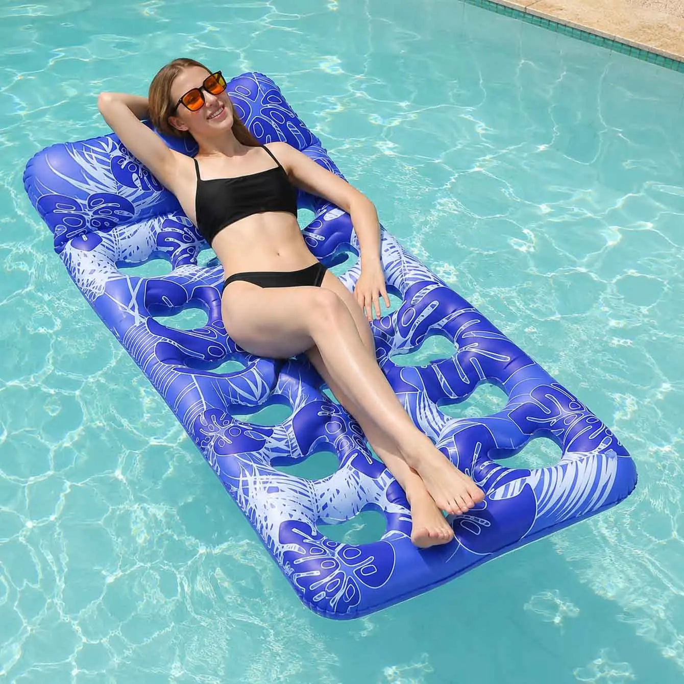 Matelas gonflable rose flottant sur un lac