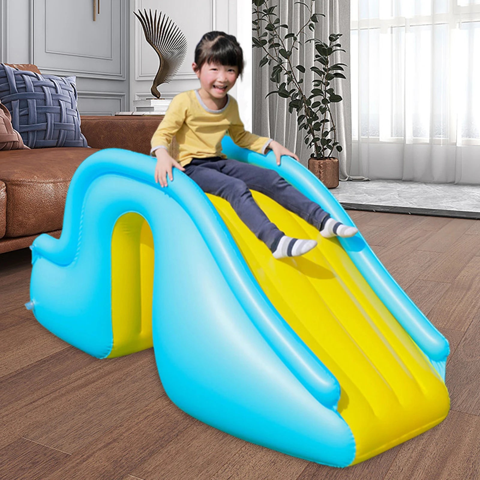 Toboggan aquatique gonflable vu de profil dans le jardin