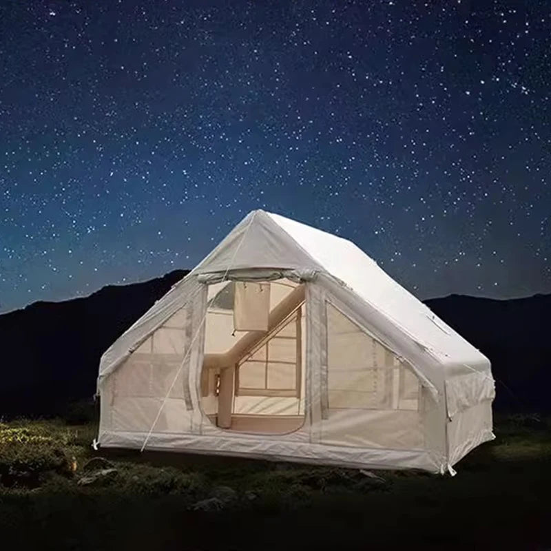 Tente gonflable double couche installée en pleine nature