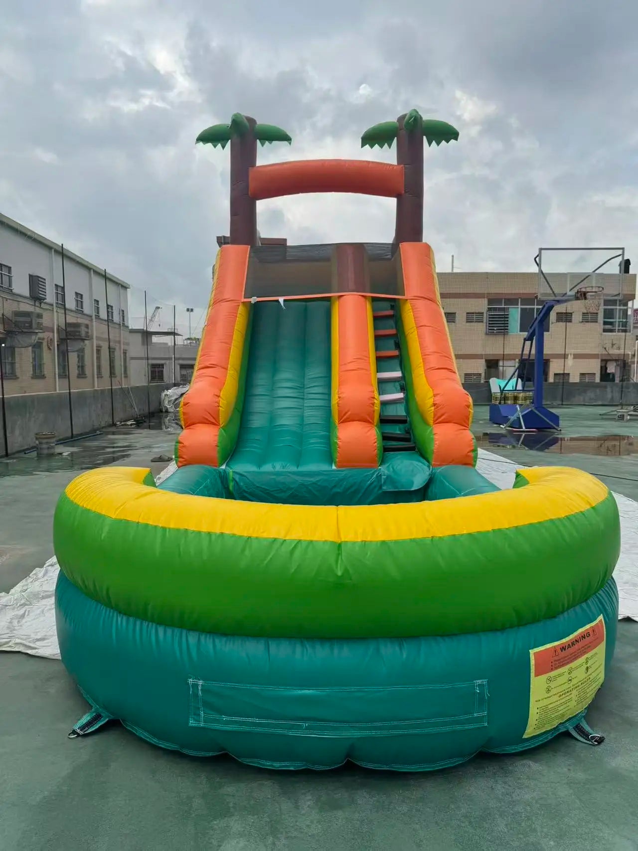 Toboggan aquatique gonflable installé pour un événement extérieur