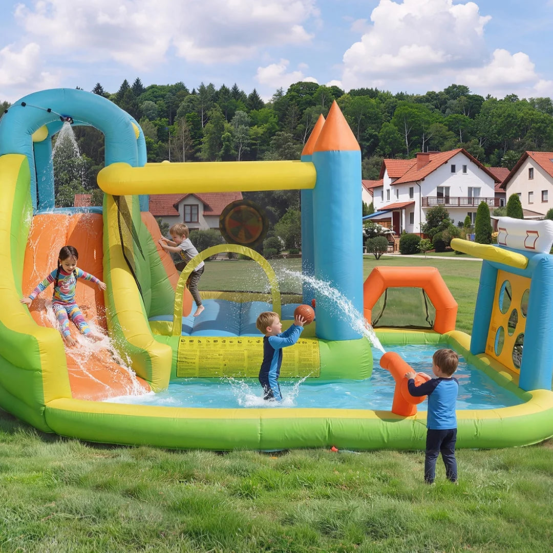 Château gonflable Oxford installé dans un jardin
