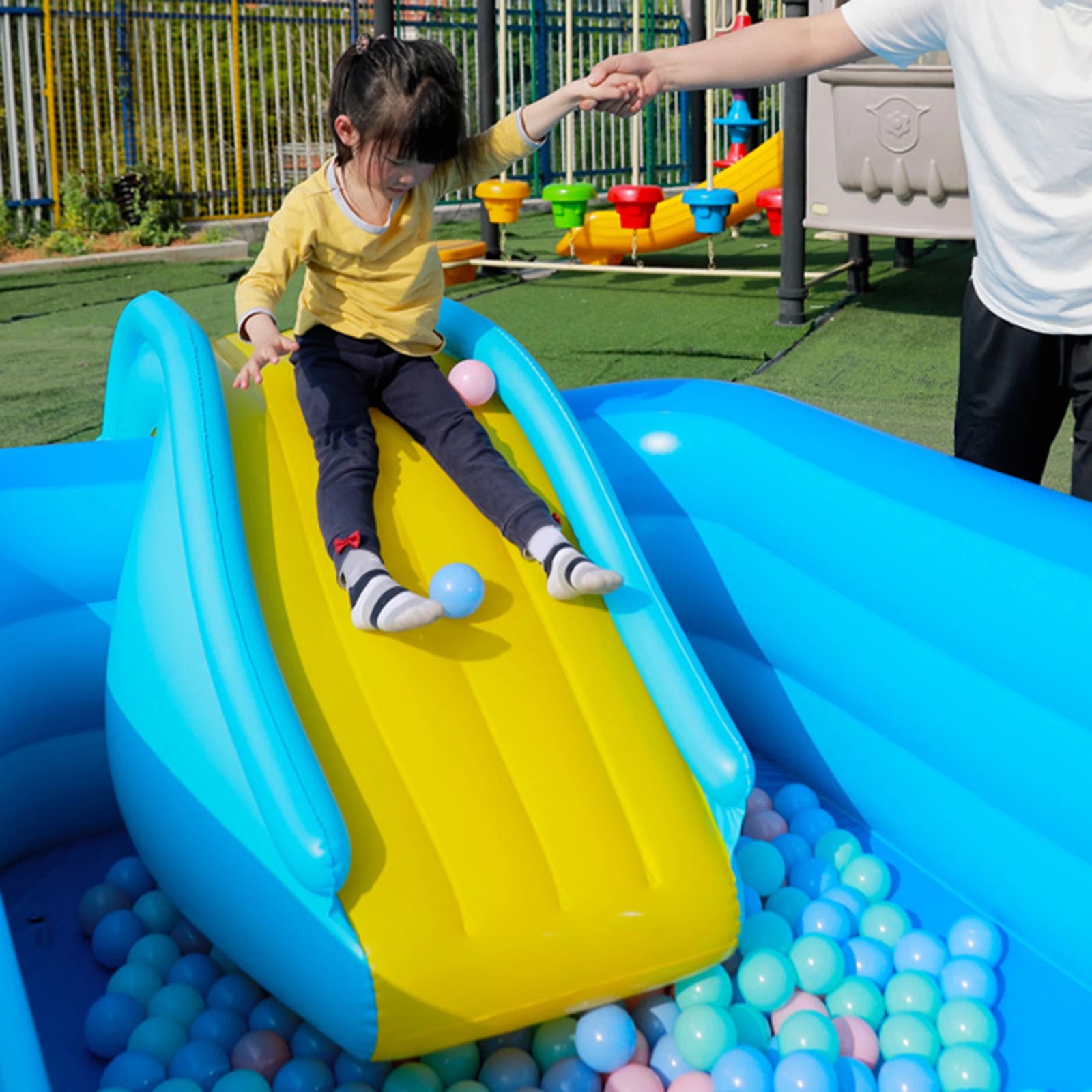 Toboggan aquatique gonflable installé contre une piscine hors sol