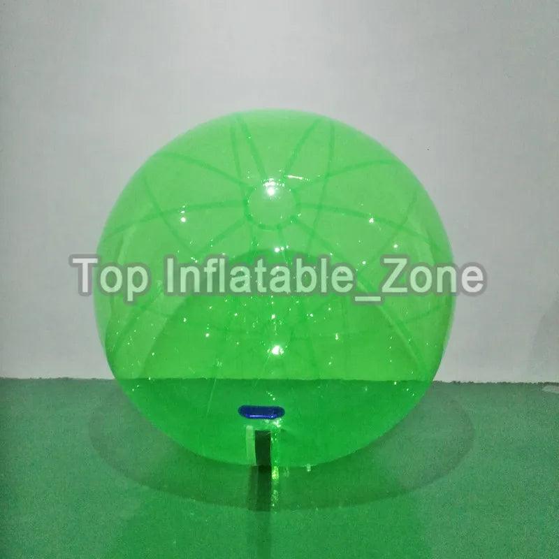 Boule gonflable aquatique transparente sur lac