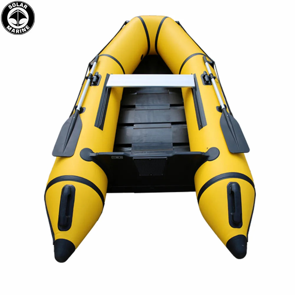 Bateau gonflable d'assaut sur l'eau