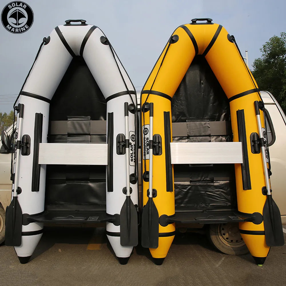 Bateau gonflable d'assaut sur l'eau