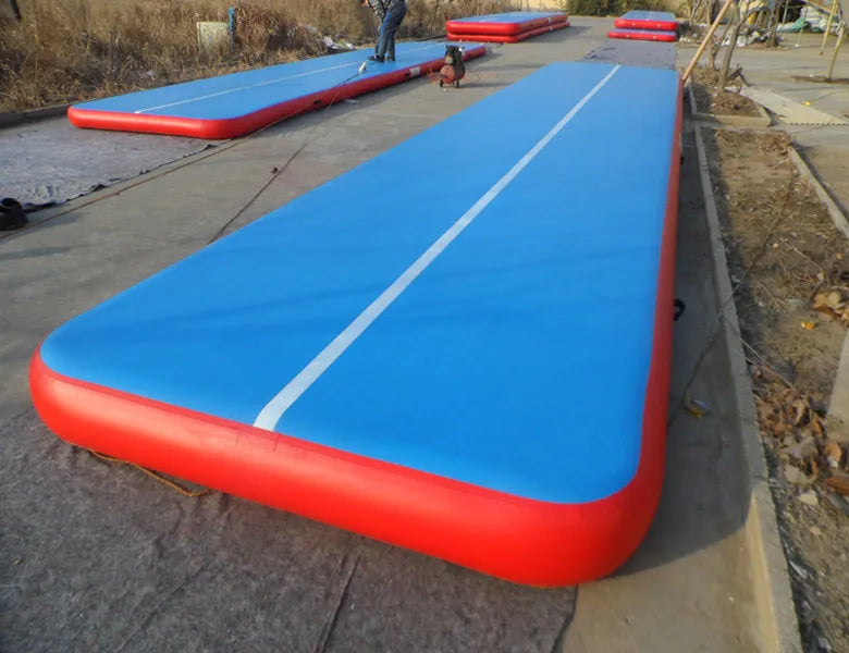 Tapis gonflable gymnastique sur fond coloré