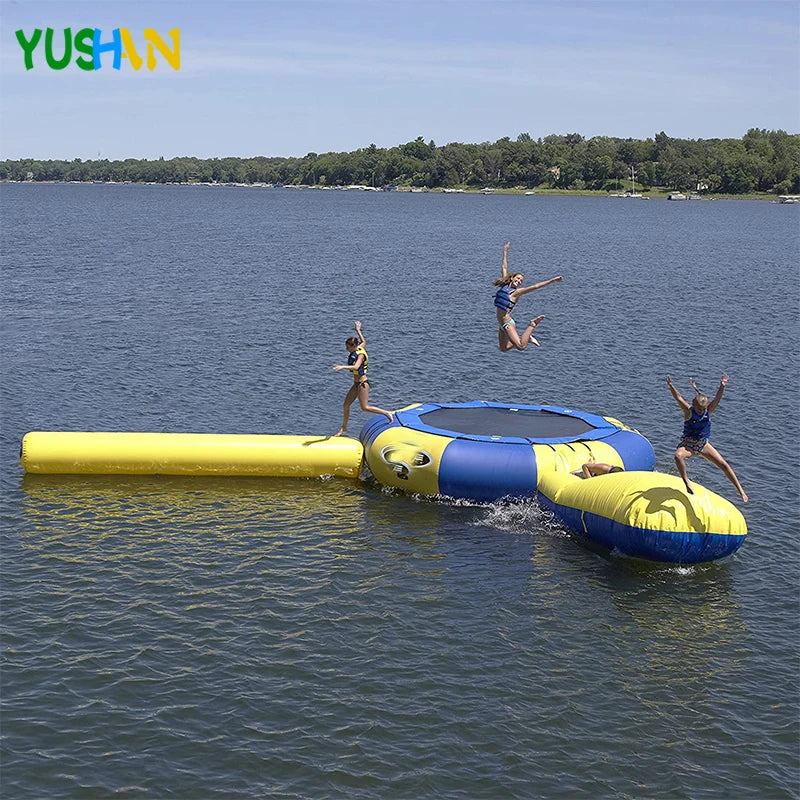 Trampoline gonflable eau saut vue d'ensemble