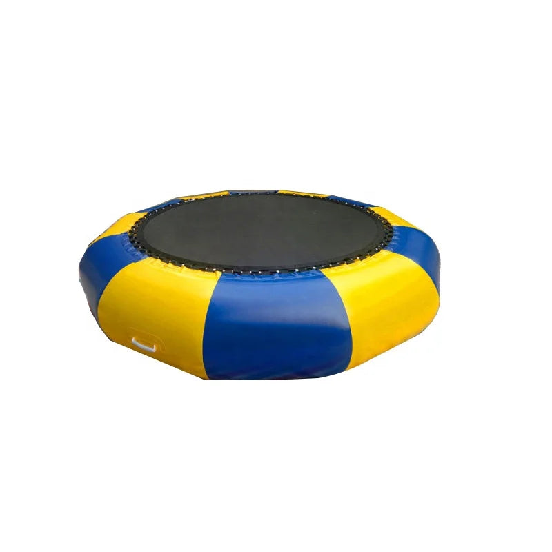 Trampoline gonflable bord de lac