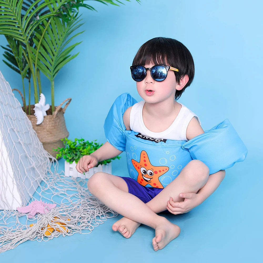Gilet de sauvetage gonflable enfant porté à la piscine