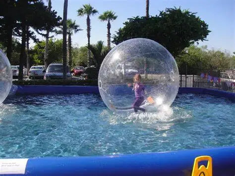 Boule gonflable aquatique en parc d'attractions