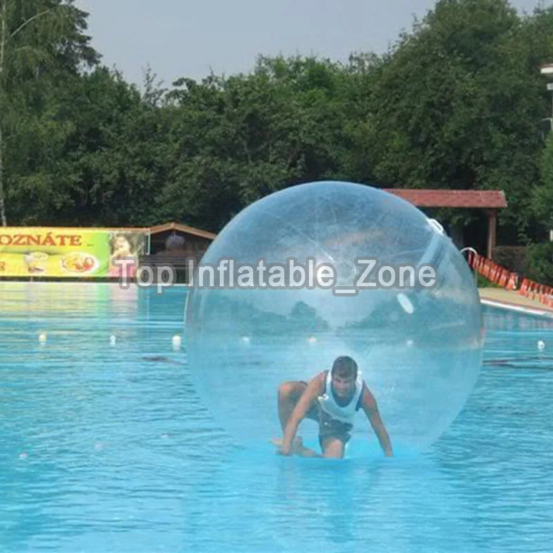 Zorb ball gonflable transparent flottant sur l'eau