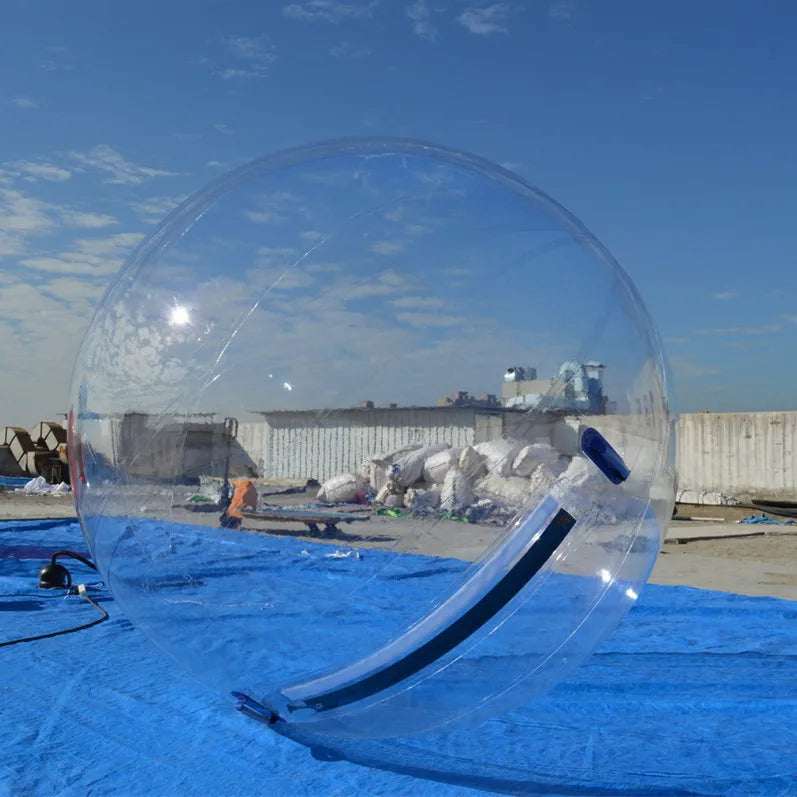 Zorb ball gonflable transparent flottant sur l'eau