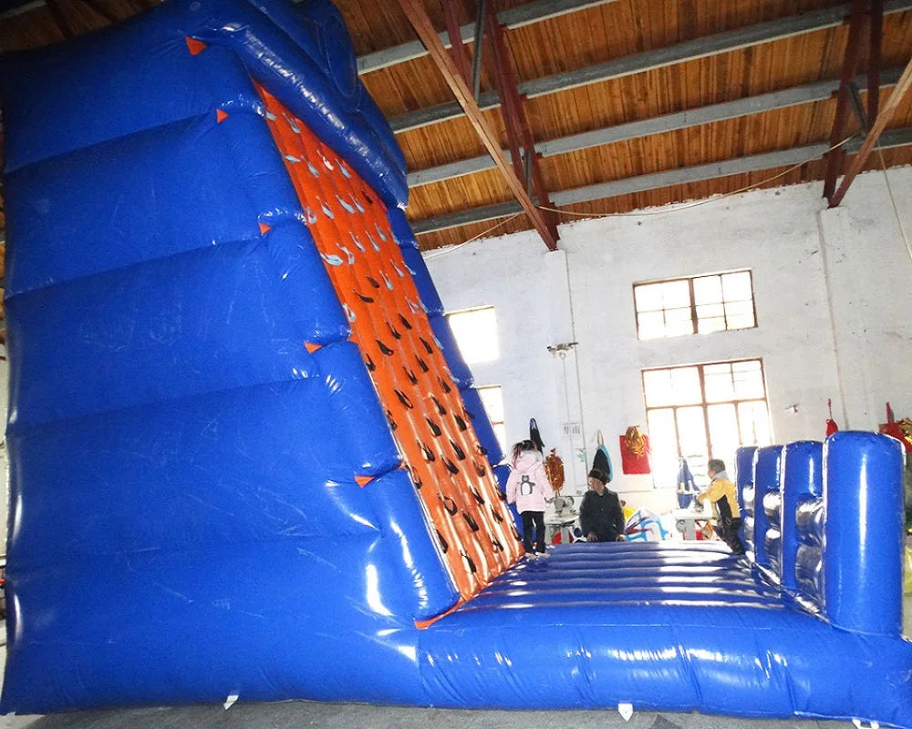 Enfants utilisant le mur d'escalade gonflable