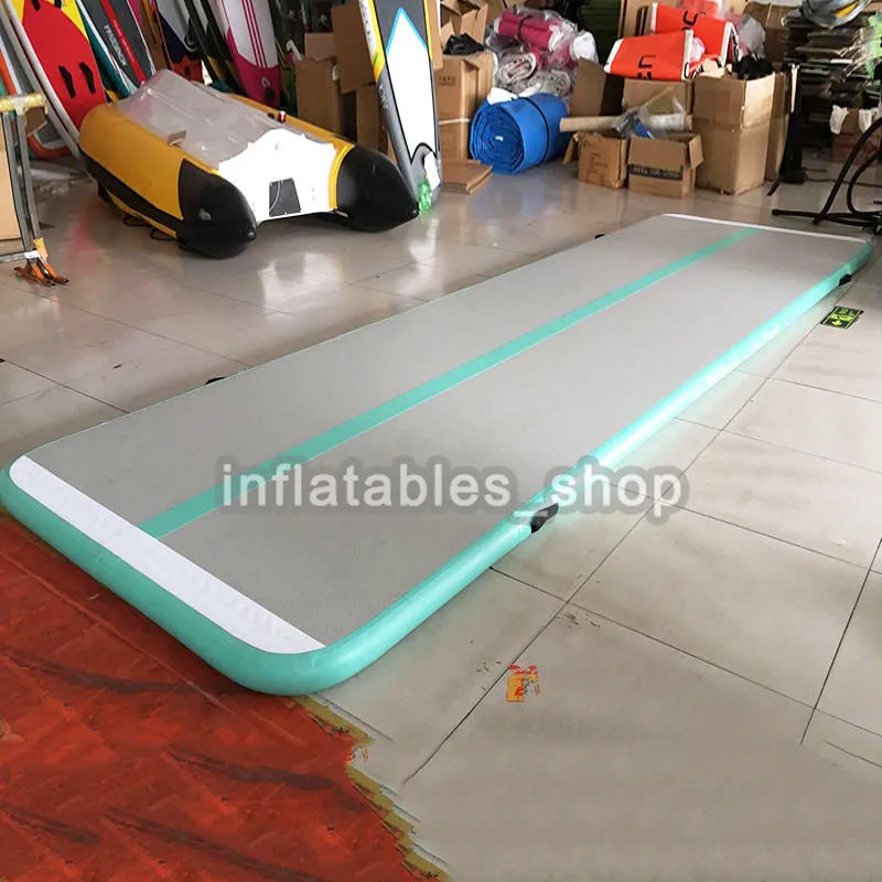 Sportif s'entraînant sur le tapis gonflable de gymnastique variante 31