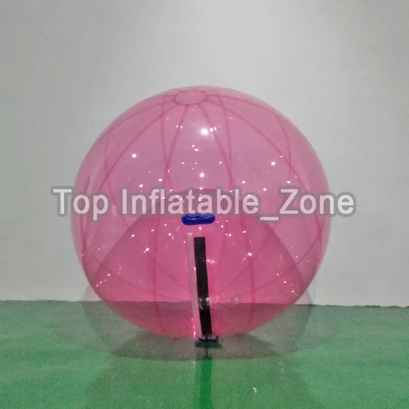 Plusieurs zorb balls gonflables sur l'eau