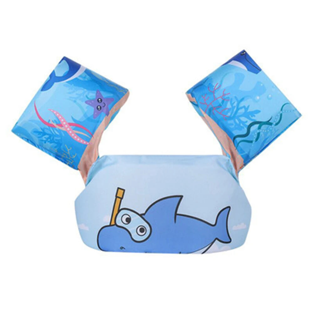 Gilet de sauvetage gonflable enfant en situation de jeu