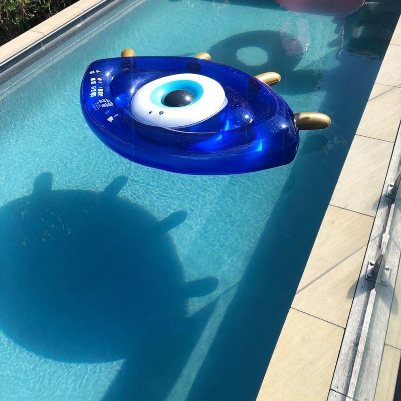 Bouée gonflable œil grec utilisée à la plage