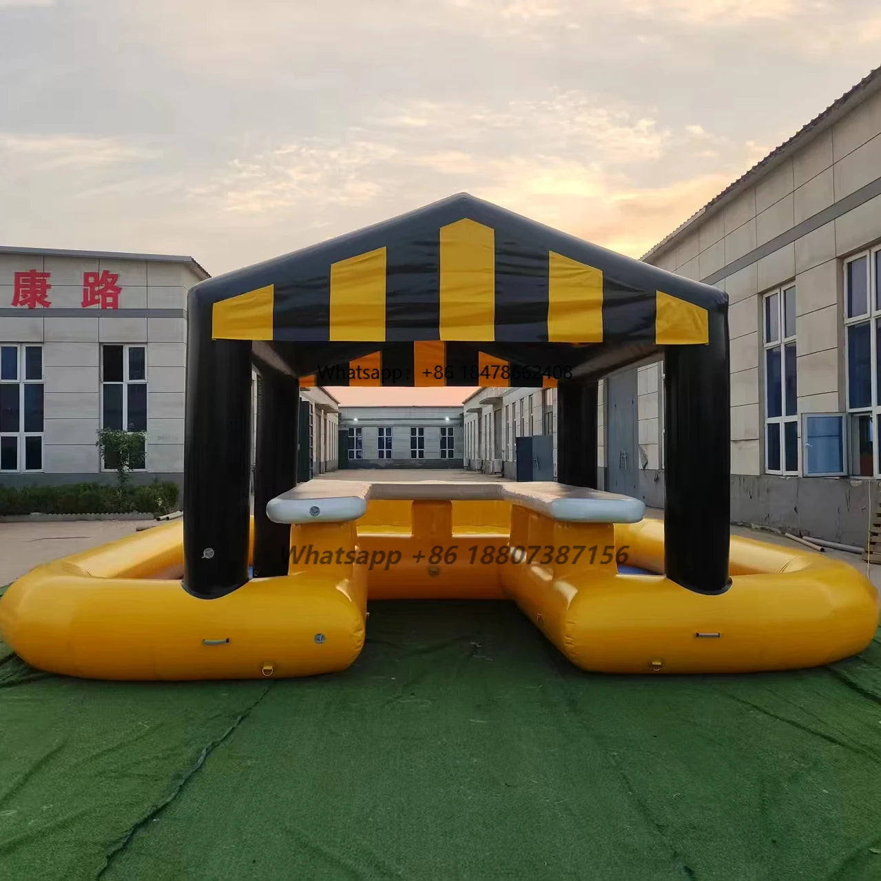Bar gonflable piscine commercial en PVC vue d'ensemble