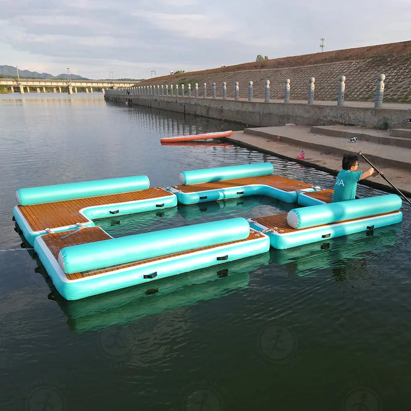 Plateforme flottante gonflable quai yacht vue d'ensemble