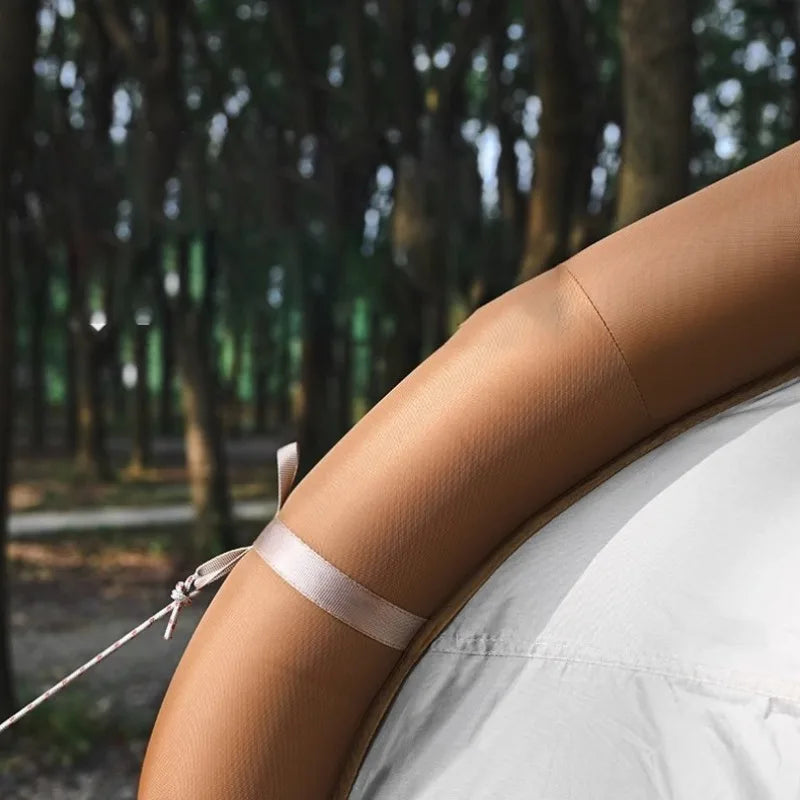 Tente gonflable camping installée pour un bivouac en randonnée