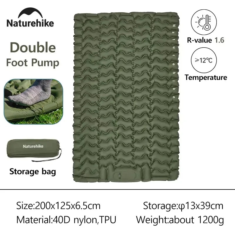 Utilisateur allongé sur le matelas de camping gonflable