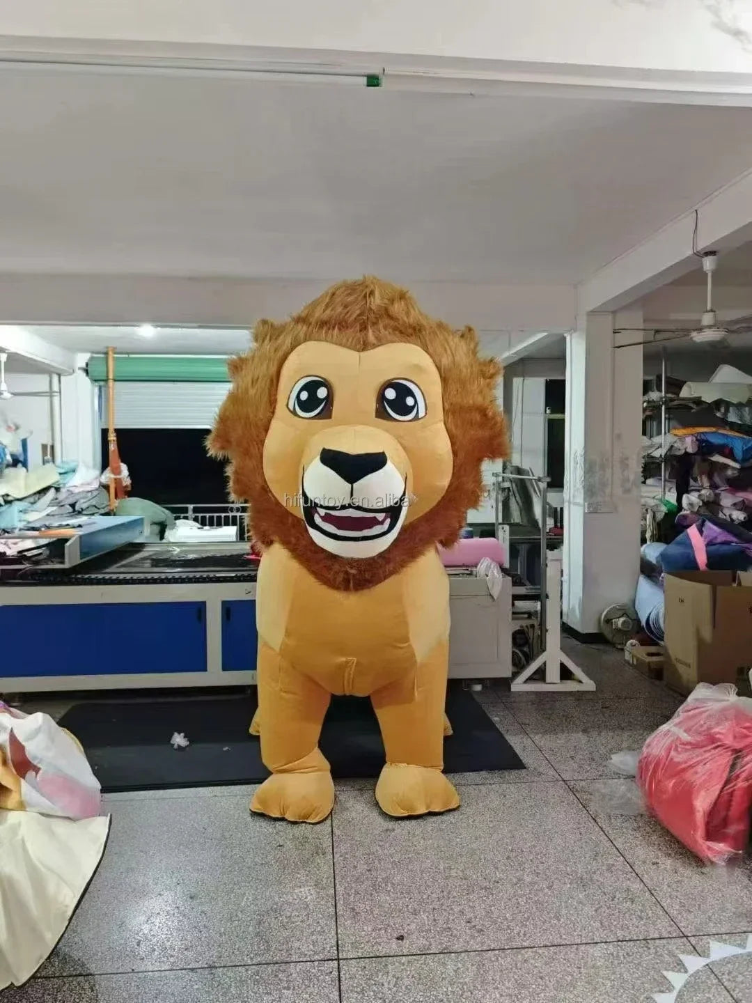 Costume gonflable lion roi 4 pattes vue de face