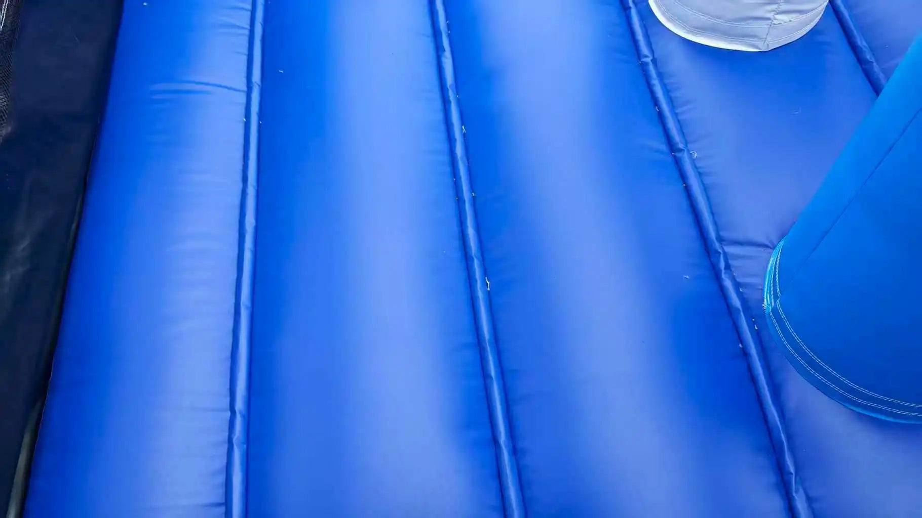 Enfants utilisant le mur d'escalade gonflable